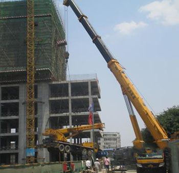 南昌安義縣大型空調機組吊裝現場 南昌安義縣大型空調機組吊裝現場